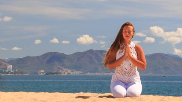 Blonde girl  maditates in yoga asana — Stock Video