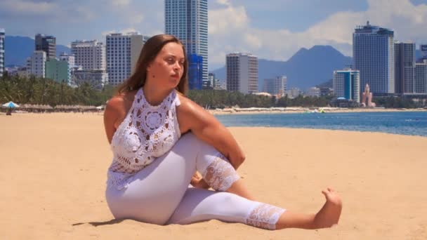 Ragazza bionda mostra asana yoga — Video Stock