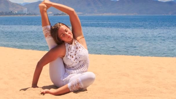 Dívka ukazuje jóga asana — Stock video