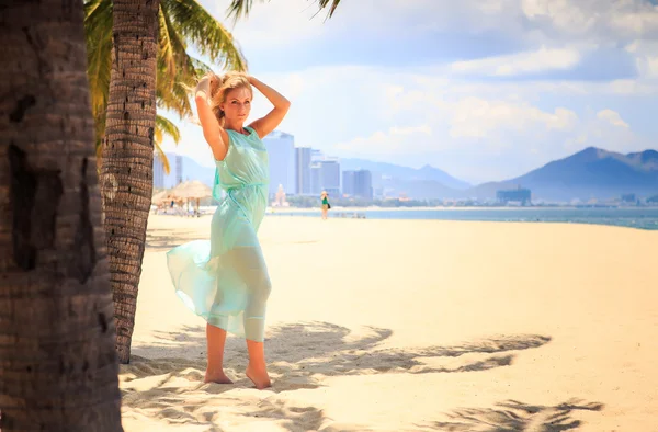 Блондинка в лазурном смотрит на пляж — стоковое фото