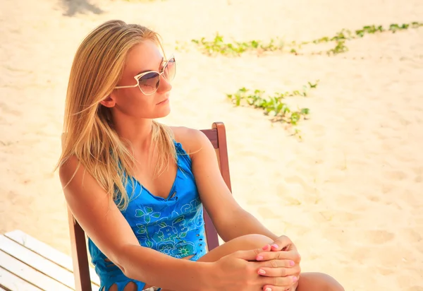 Blonde  girl in sunglasses on sand — Stok fotoğraf