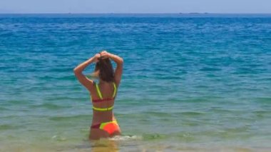 masmavi denizde sarışın ince kız