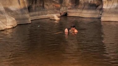 adam ve kız gölde yüzer