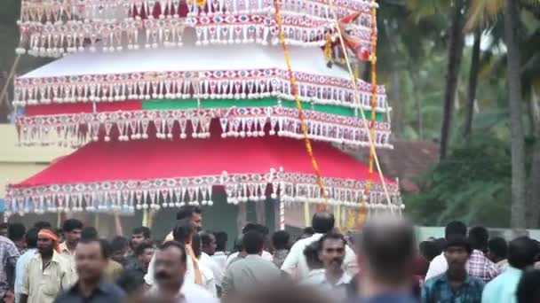 Індійські чоловіки з будівництвом з Богом — стокове відео