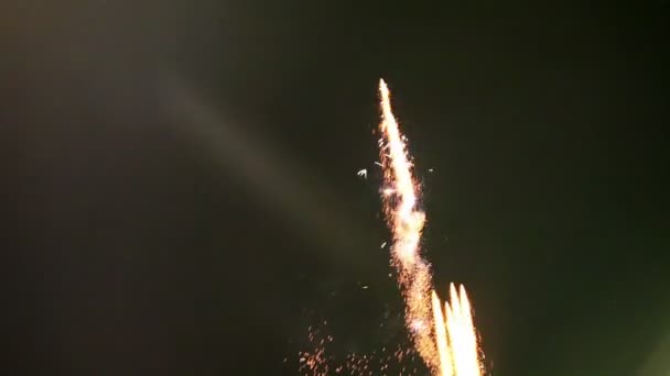 Lumière pendant les feux d'artifice contre le ciel sombre — Video