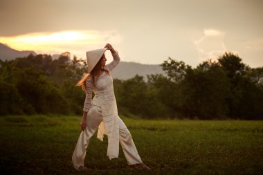 Vietnamca kız sahada görünüyor