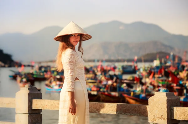 Vietnam dilinde sarışın kız görünüyor