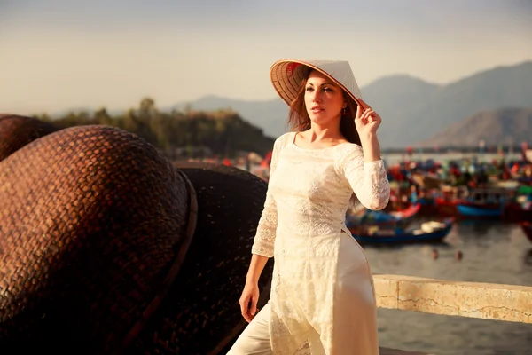 Vietnamca elbiseli sarışın kız — Stok fotoğraf