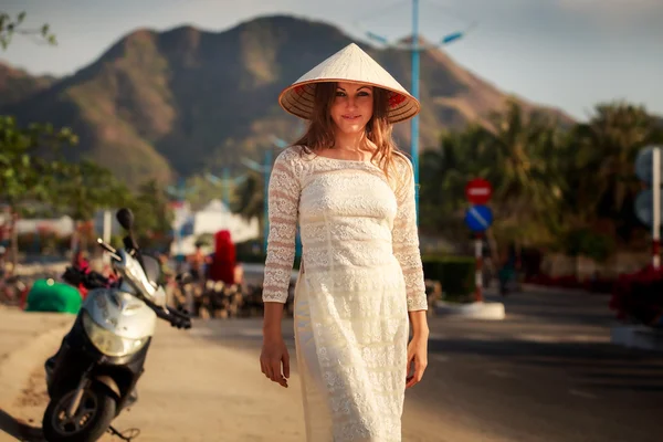 Блондинка во вьетнамском платье — стоковое фото