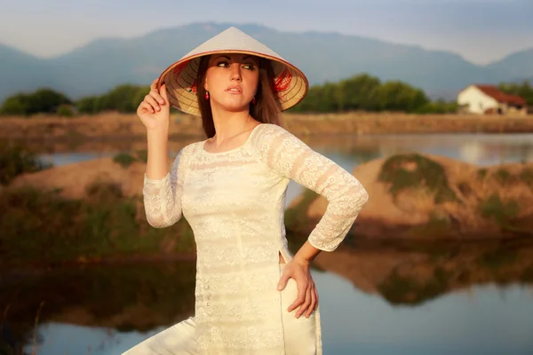 Дівчина в в'єтнамських капелюх проти озер — стокове фото