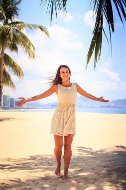 kum plajı üzerinde ince kız