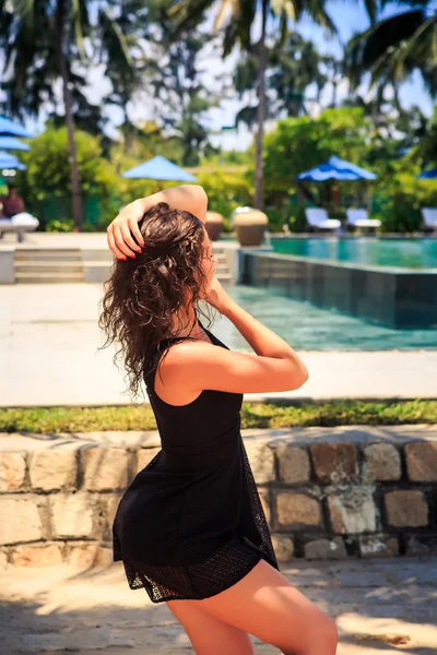Slim girl  poses against pool — Stockfoto