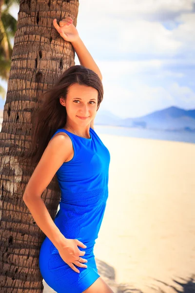 Brunette slim girl  against sea — Stockfoto