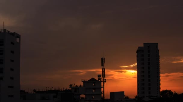 Восход солнца в городе из-за небоскреба — стоковое видео