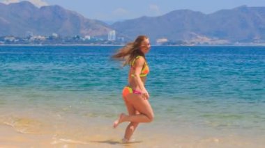 plajda sarışın kız