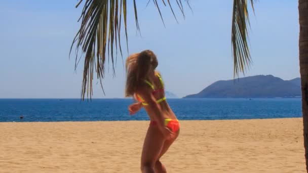 海滩上的金发女孩 — 图库视频影像