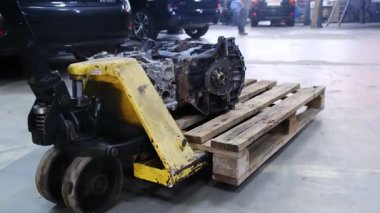 Tamirat sırasında özel ahşap palet kullanır. Usta, ferah servis merkezinde özel hidrolik tramvay kullanarak detayları taşır