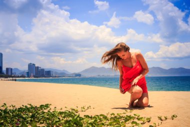 kum üzerinde kırmızı ağız kavgası sarışın kız