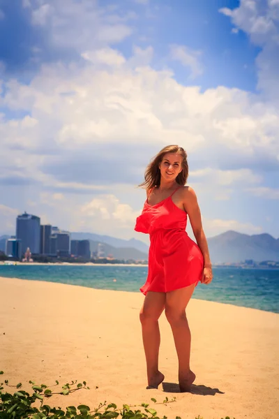 Blond girl stands barefoot on sand — Stock Photo, Image