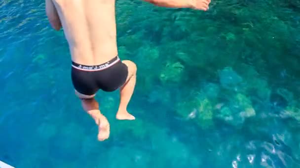 Homem faz mergulho alto de barco — Vídeo de Stock