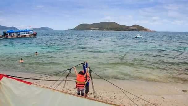 Parasailer despegar de la playa — Vídeo de stock