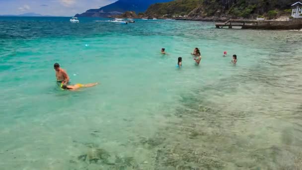 Turistas na ilha tropical vietnamita — Vídeo de Stock