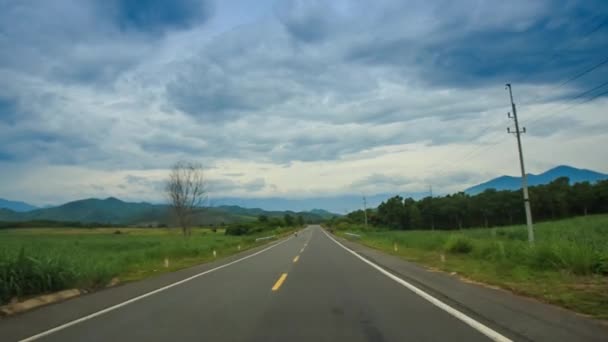 Macchina fotografica si muove lungo la strada di campagna — Video Stock