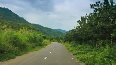 kamera ülke yol boyunca hareket eder.