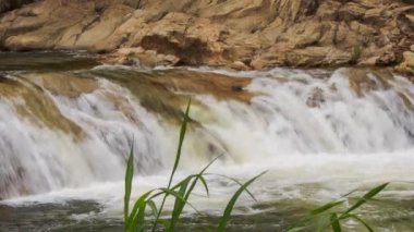 Akış karşı kayalar düşüyor