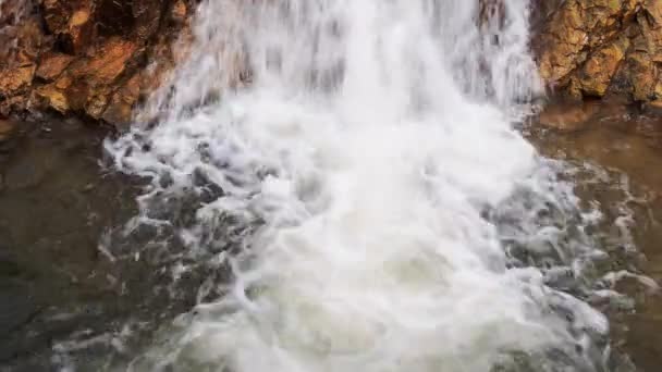 Stormy foamy stream falls — Stock Video