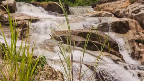 Vue du ruisseau tombe contre les rochers — Video