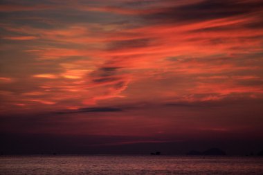 Güneş doğmadan önce yumuşacık bulutlar
