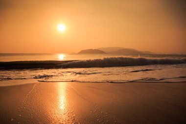 Deniz üzerindeki gündoğumu