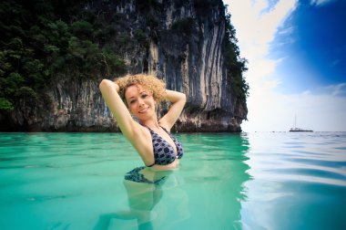 Mayo giymiş güzel sarışın kız.