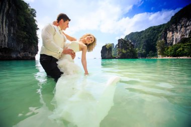 damat gelini denizde hugs.