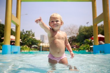 havuzda küçük sarışın kız