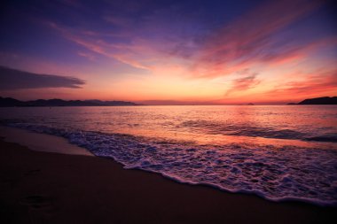 koyu mavi kırmızı gökyüzü güneş doğmadan önce