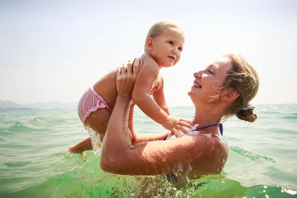 Anne küçük kızı tutar