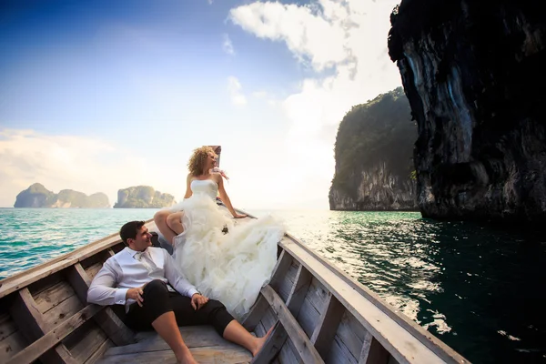 Noivo e noiva em barco de cauda longa — Fotografia de Stock