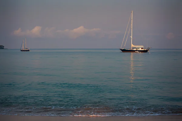 Iates em mar azul — Fotografia de Stock