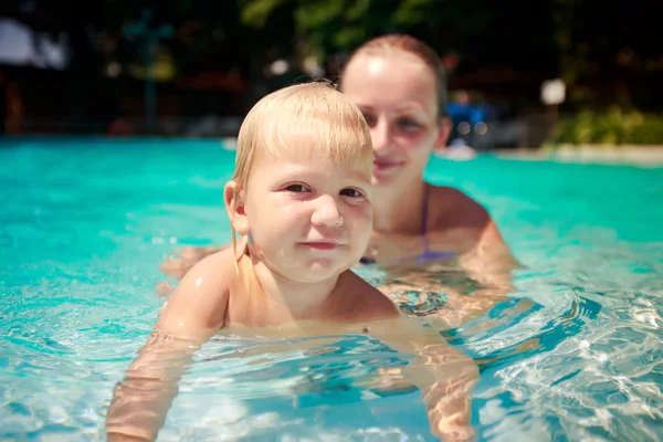 Mutter bringt Tochter Schwimmen bei — Stockfoto