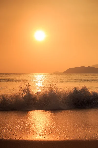 Salida del sol sobre el mar — Foto de Stock