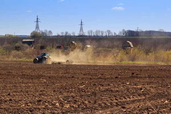 Siembra de tractores en campo —  Fotos de Stock