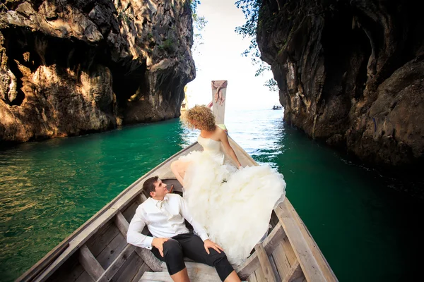 Novio y novia en barco de cola larga —  Fotos de Stock