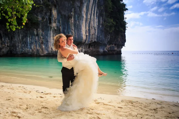 Vőlegény és a menyasszony a strandon — Stock Fotó