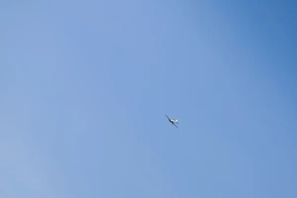 空飛ぶ航空機 — ストック写真