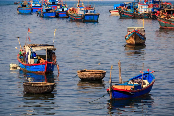 Barcos de pesca em mar azul — Fotografia de Stock