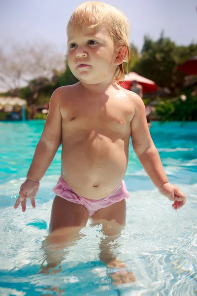 havuzda küçük sarışın kız