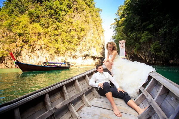 Novio y novia en barco de cola larga — Foto de Stock