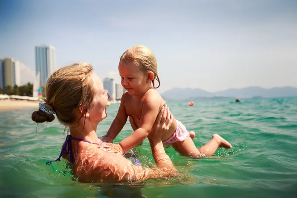 Moeder in zee houdt dochter — Stockfoto